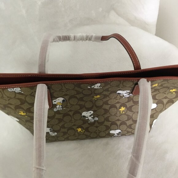 NWT COACH Peanuts Snoopy Tote bag! - Picture 10 of 14